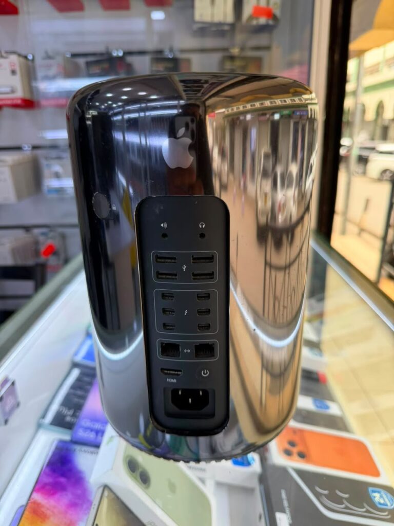 Apple Mac Pro (Late 2013) 3.7GHz Quad-Core Xeon – 32GB RAM, 1TB SSD, AMD FirePro D500